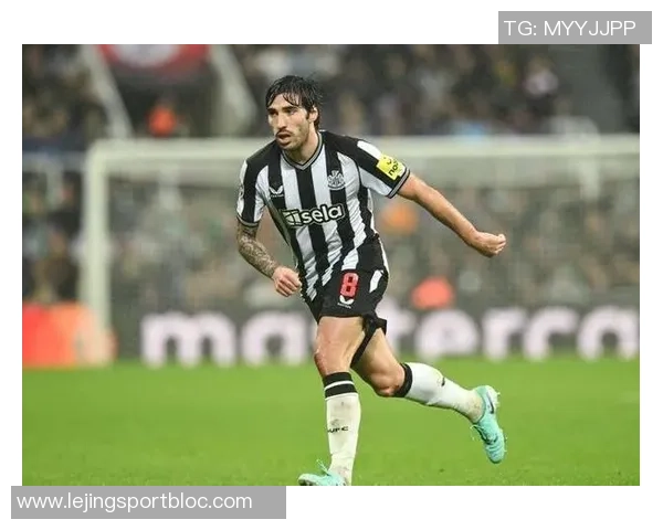 纽卡斯尔领先进球托纳利禁区外射门意外折射助攻成功